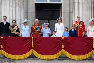la famiglia reale si affaccia al balcone di buckingham palace