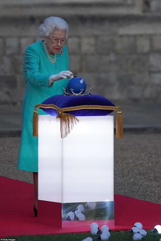 la regina alla cerimonia di illuminazione a windsor