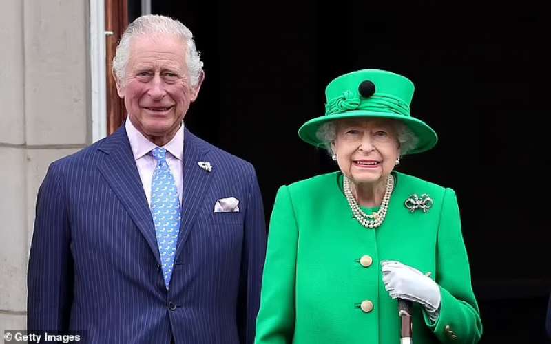 La regina Elisabetta con il principe Carlo