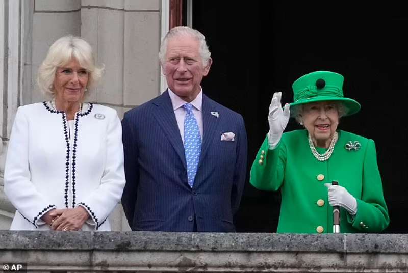 La regina Elisabetta con il principe Carlo e Camilla
