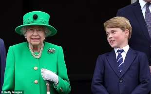 La regina Elisabetta con il principe George