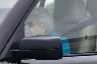 La regina Elisabetta in auto va a Windsor 4