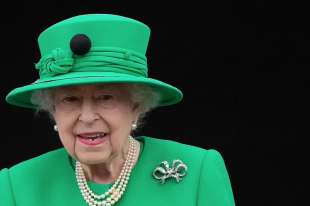 la regina elisabetta si affaccia al balcone di bukingham palace per la parate del giubileo di platino