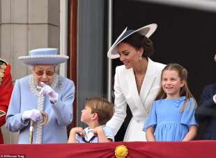 la regina, kate middleton e i figli al balcone di buckingham palace