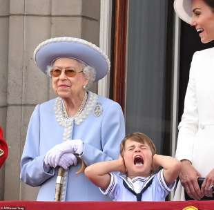 la regina, kate middleton e i figli al balcone di buckingham palace 2