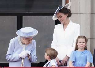 la regina, kate middleton e i figli al balcone di buckingham palace 3