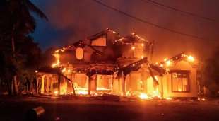 manifestanti cingalesi incendiano le case dei politici 2