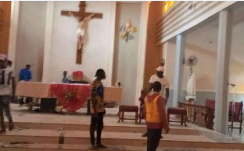 nigeria assalto in chiesa durante la messa di pentecoste 1
