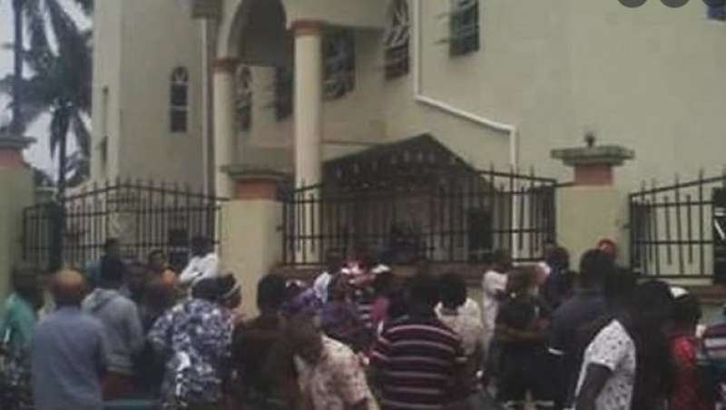 nigeria assalto in chiesa durante la messa di pentecoste 2
