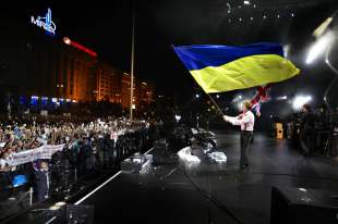 paul mccartney sventola la bandiera ucraina a glastonbury 2