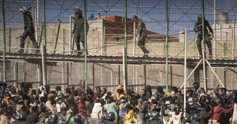 ressa di migranti al confine spagna marocco 3