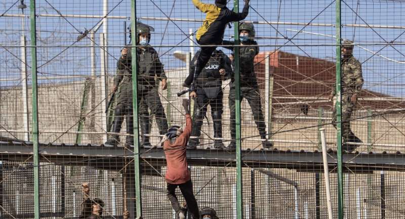 ressa di migranti al confine spagna marocco 4