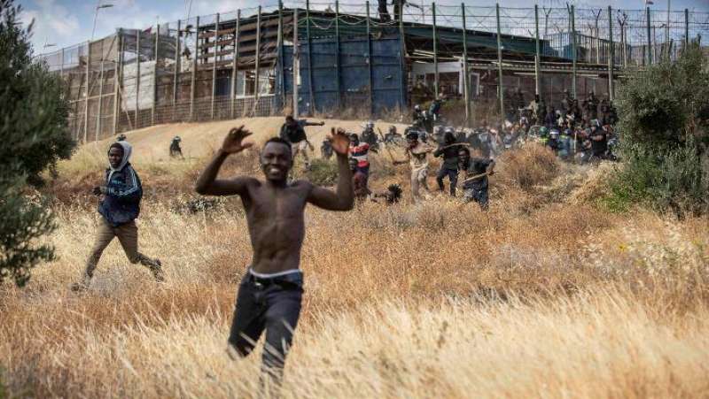 ressa di migranti al confine spagna marocco 9