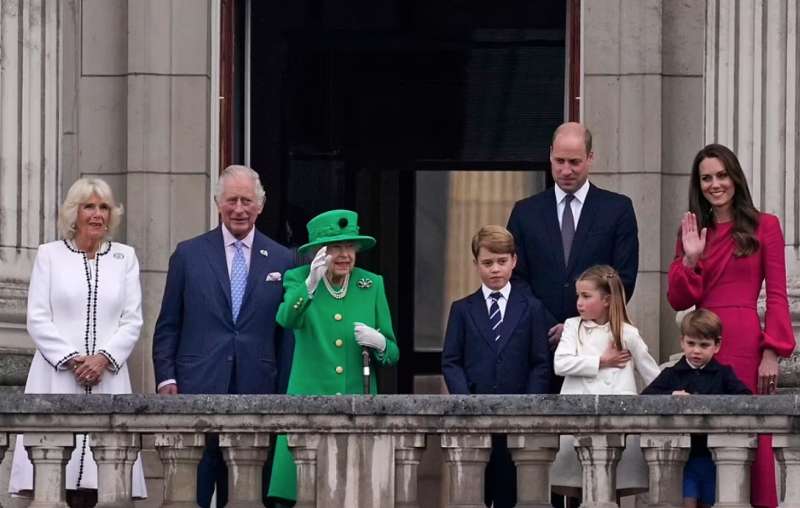 royal family (senza harry) al balcone di buckingham palace 1