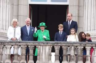 royal family (senza harry) al balcone di buckingham palace