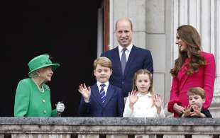 royal family (senza harry) al balcone di buckingham palace 3