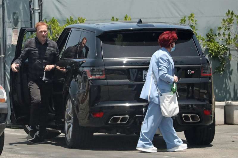 Sharon Osbourne aiuta Ozzy a salire in macchina