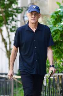 Tom Hanks passeggia a Manhattan