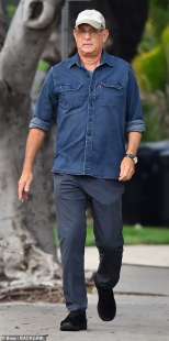 Tom Hanks passeggia a Manhattan 3
