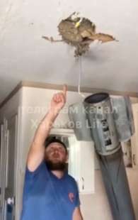 uomo a kharkiv con un missile inesploso in casa