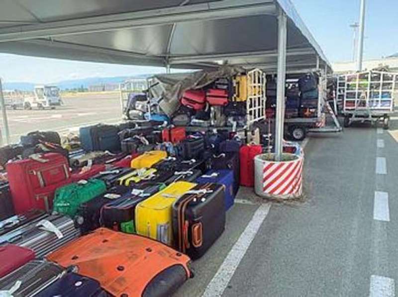 valigie bloccate all aeroporto amerigo vespucci di firenze