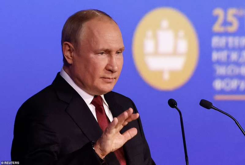 Vladimir Putin al Forum di San Pietroburgo