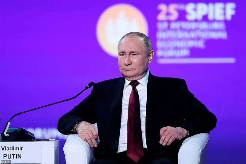 Vladimir Putin al Forum di San Pietroburgo 2