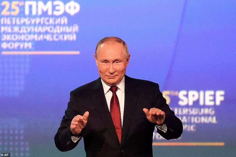 Vladimir Putin al Forum di San Pietroburgo 3