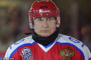 Vladimir Putin gioca a hockey