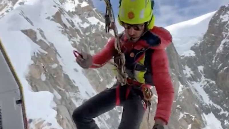 alpinisti cinesi bloccati sulla cresta del monte bianco 1