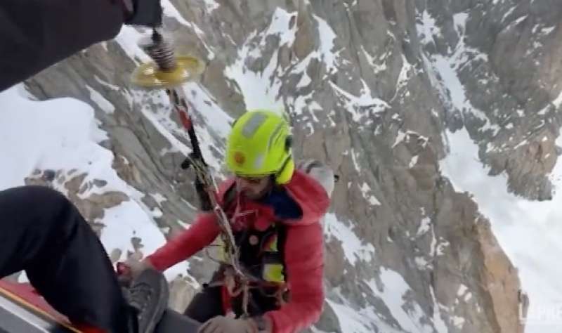 alpinisti cinesi bloccati sulla cresta del monte bianco 2