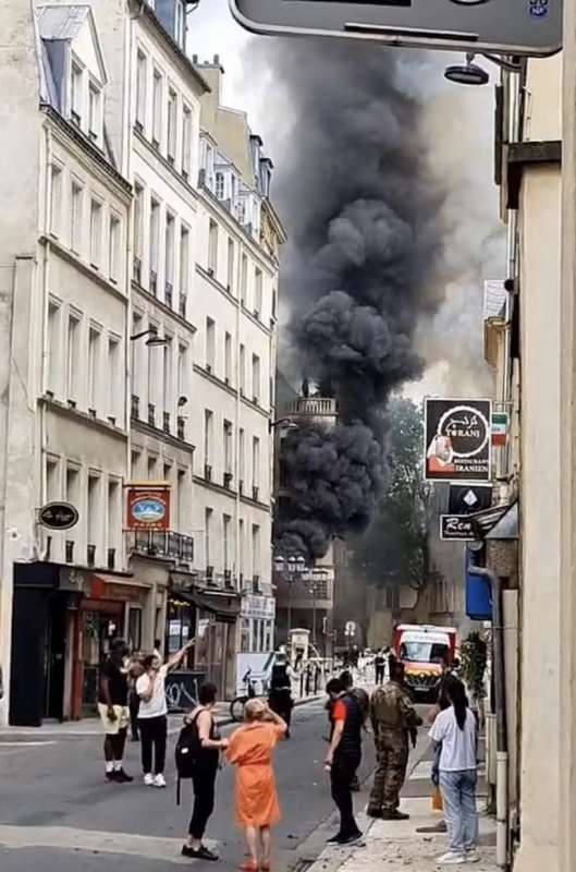 esplosione in un palazzo del v arrondissement di parigi 3