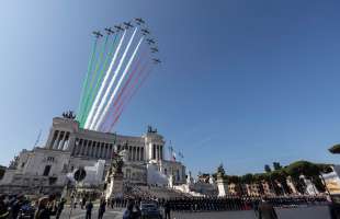 frecce tricolori su piazza venezia 2 giugno 2023
