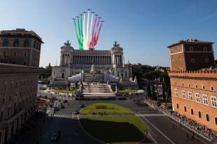 frecce tricolori su piazza venezia 2 giugno 2023
