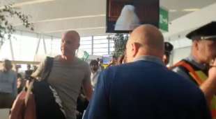 l'arbitro anthony taylor insultato dai tifosi romanisti all'aeroporto di budapest 12
