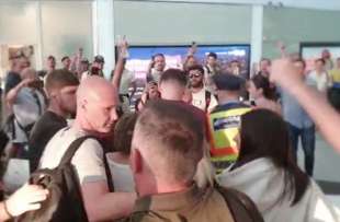 l'arbitro anthony taylor insultato dai tifosi romanisti all'aeroporto di budapest 10