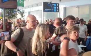 l'arbitro anthony taylor insultato dai tifosi romanisti all'aeroporto di budapest 11