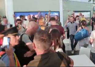 l'arbitro anthony taylor insultato dai tifosi romanisti all'aeroporto di budapest 8