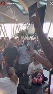 l'arbitro anthony taylor insultato dai tifosi romanisti all'aeroporto di budapest 4