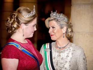 regina maxima di olanda con la principessa amalia al matrimonio del principe hussein di giordania con rajwa al saif
