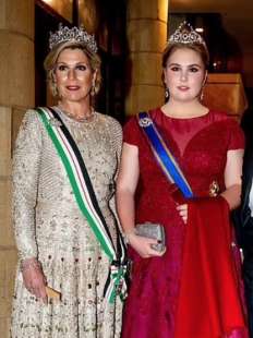 regina maxima di olanda con la principessa amalia al matrimonio del principe hussein di giordania con rajwa al saif