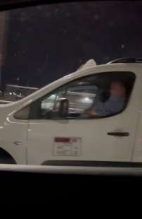 roma tassista mostra i genitali in autostrada 3