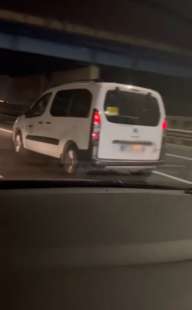 roma tassista mostra i genitali in autostrada 6
