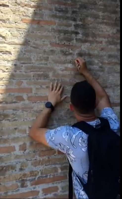 turista scrive il nome della fidanzata sul muro del colosseo