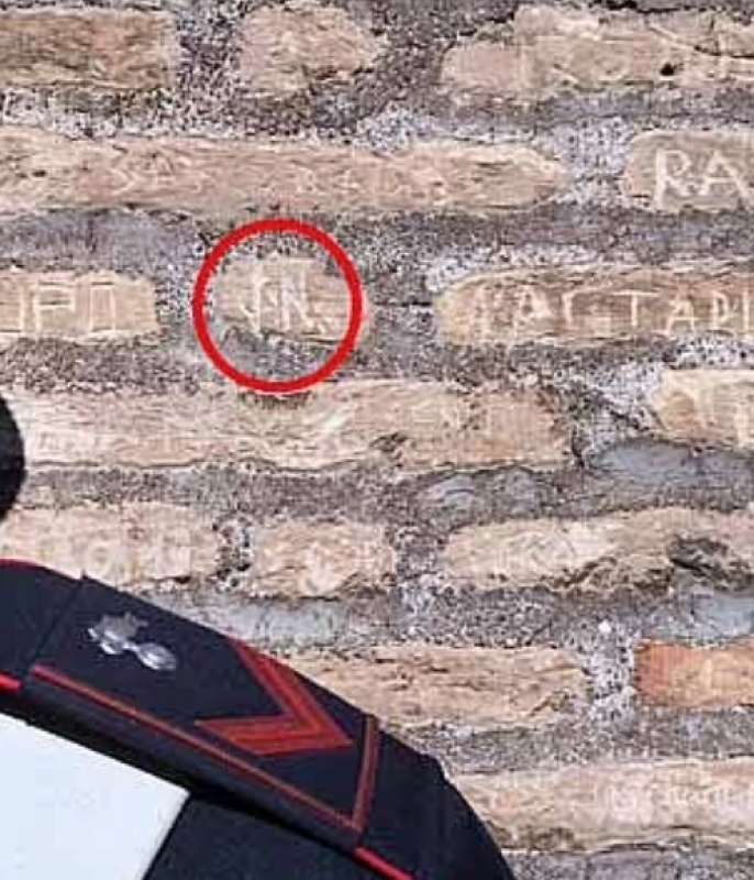 turista scrive il nome della fidanzata sul muro del colosseo