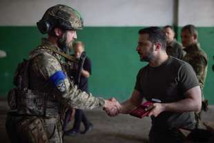 Volodymyr Zelensky visita le truppe a Berdyansk