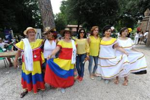 festa colombiana all' aranciera famiglia colombiana