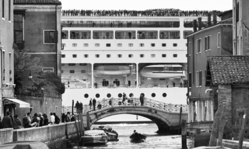 grandi navi a venezia foto di berengo gardin 3