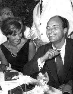 6 luglio 1961 - Ilaria Occhini con Raffaele La Capria vincitore del Premio Strega al Ninfeo di Valle Giulia