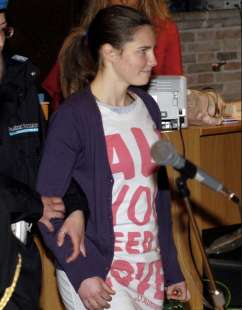 amanda knox in tribunale con la t shirt con scritto all you need is love 2